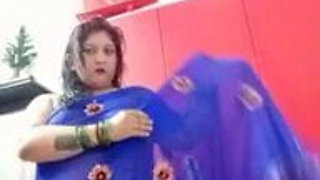 Auntee wearing a saree is in the mood for sex