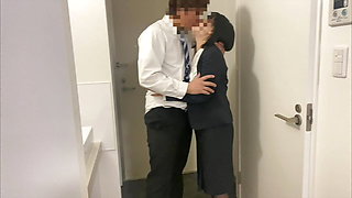 [The day when I came home with my girlfriend after work and immediately kissed her and SEX] I took down her black pantyhose in a suit and made her squid with the back back and cleaned my lower body with a ...