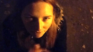 Collegegirl sucked on the street near the house and got cum in her mouth