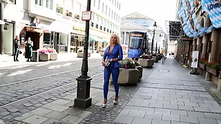 Glamour blonde babe outdoor deepthroat