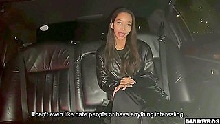 Une Belle Fille A Steppapa Baisee Dans Une Limousine Pour Le Plaisir En Lui Parlant Au Telephone !!!