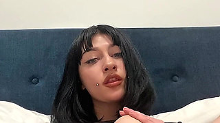 The Girl Teaches How to Properly Masturbate Pussy When There Is No Dildo
