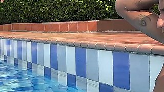 Encuentro a India Culona Vecina En La Piscina, La Muy Cachonda Me Invita a Su Casa Con La Intencion De Dejarse Follar Duro.