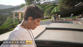 (Katrina Moreno, Roma Amor) give the onlookers some lesbian act until (jordi) joins them - brazzers