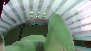 Sexy amateur came to solarium