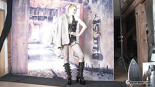 Izzy Delphine - 03 - Photoshoot Backstage