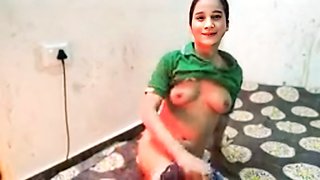 School girl ko Oyo me jakar pakad ke choda