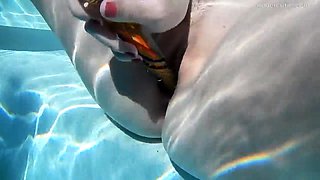 Exciting brunette with big hooters fucks herself in the pool