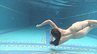 Attractive hottie Sazan Cheharda is awesome bikini babe who looks good underwater