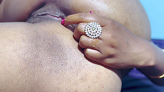desi horny aunty take butt plug in her big Ass