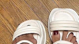 Melove Sexy Small Feet in Her White Sandals