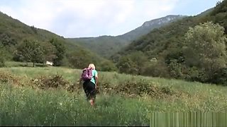 si incontrano nel bosco e si lasciano andare in un amplesso