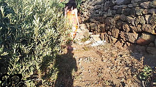 Italian babe gets fucked hard behind a cactus - DIALOGHI ITA