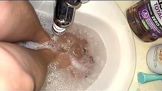 Melove Cleaning Her Sexy Small Feet in the Bath