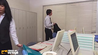 Japanese Secretary Blows Her Boss Before Getting Bush Satisfied