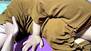 (Handjob) My stepsister is very sexy, her big tits make me horny