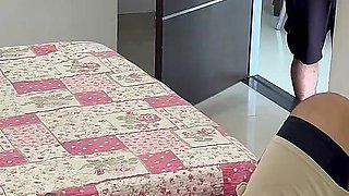 Hijastro Caliente Se Folla a La Madrastra MILF Con Gran Culo Mientras Papa Esta En El Trabajo