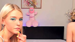 Very hot amateur thai teen girl toying her pussy on cam