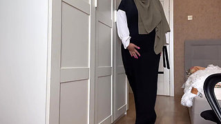 Syrian Slut in Hijab Without Panties Caresses Her Clitoris Close-up