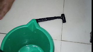 Video of Bhabhi taking bath and getting her hair cut in the bathroom.