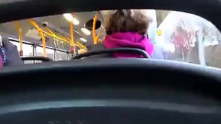 Deutsche Amateure geben Gruppen-Blowjob im Bus