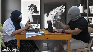 Blowjob panas di tempat kerja dari rekan kerja. rekan. Blowjob di kantor saat bekerja