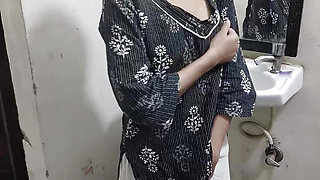 Little step sister ko nanga karke bathroom me pel diya