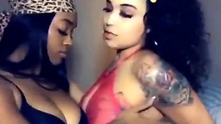Ebony Amateur Lesbians Kissing and Squirting