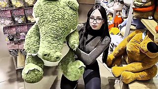 Ganhei Um Jacare De Pelucia E Fui Bem Agradecida Ft. Qrozne With Tattoed Girl And Verified Amateurs