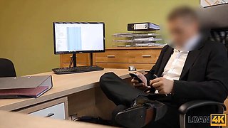 Loan4k. agente inmobiliario deja que el trabajador del banco la penetre para un préstamo
