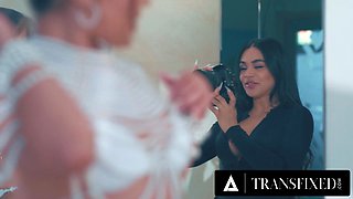 Hot shemale Latina Eva maxim creampie her client Summer Col's pussy during photo shoot