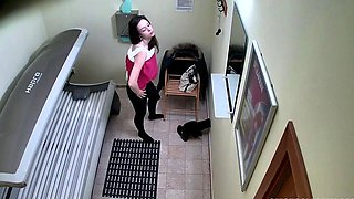 Luscious teen caught pleasuring herself in a tanning bed