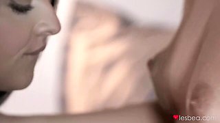 Passionate hottie Erica Black gives a good cunnilingus in the bed