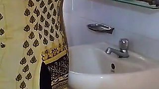 Pakistani Aunty Fucked by Neighbor Hot Guy When She Was Ready for Go to Meet with Her Ex Boyfriend