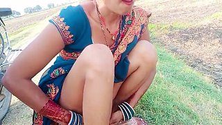 Desi Bhabhi Pissing in the Field
