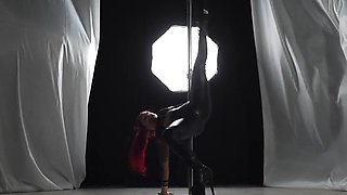 Goddess Renata Fox Dances Mesmerizingly on the Pylon