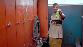 Trabalhadores gays tomando banho juntos