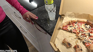 Hot Wife Sucked Pizza Delivery Guy to Get His Sauce on Pizza