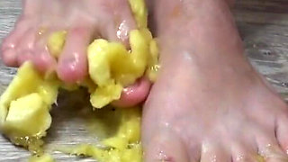 Babe with nice legs, crush a banana with her feet, perfect footjob ending
