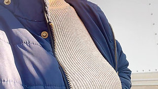 She Open Hairy Pussy in the Car Then Go Outside Piss