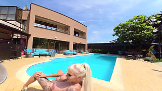 Photoshoot with the Famous Blondie Bombshell