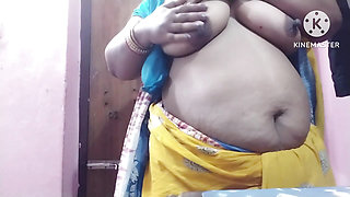 Desi aunty showing her big boobs to her boyfriend with hindi audio sex talk
