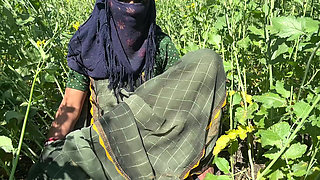 Stepmother in Low Ko Jamai Ne Sarso Ke Khet Me Kiya Romance