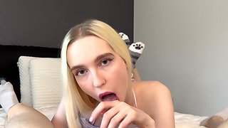 A super beautiful and delicious girl is having fun with her boyfriend.
