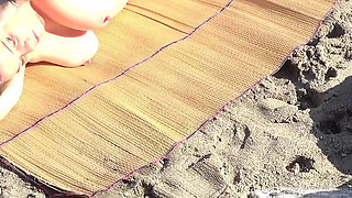 Watching dude fucks blonde MILF on the beach