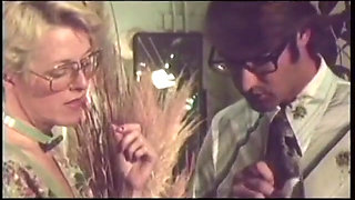 Vintage porn: John Holmes's huge cock bangs a stunning whore in black stockings