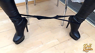 Topless Kira Queen Play Sits Down on Her Favorite Dildo!