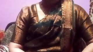 Huge milking indian bhabhi boobs squeezing and drop milk