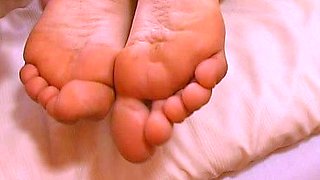Flexible pale brunette with foot fetish does hot footjob