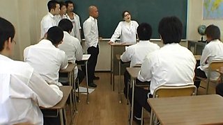 Yuki Tsukamoto´s In The Middle Of A Teacher Gangbang